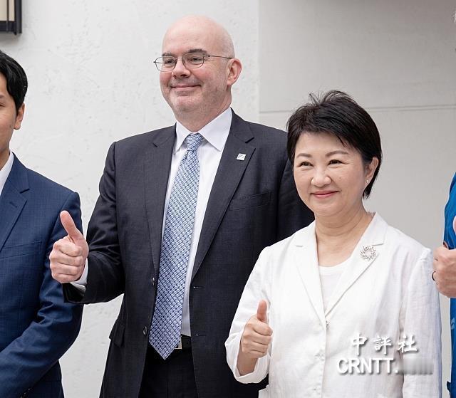 蒋万安成为民调领头羊，卢秀燕危机感浮现
台中市长卢秀燕23日与美国在台协会（AI