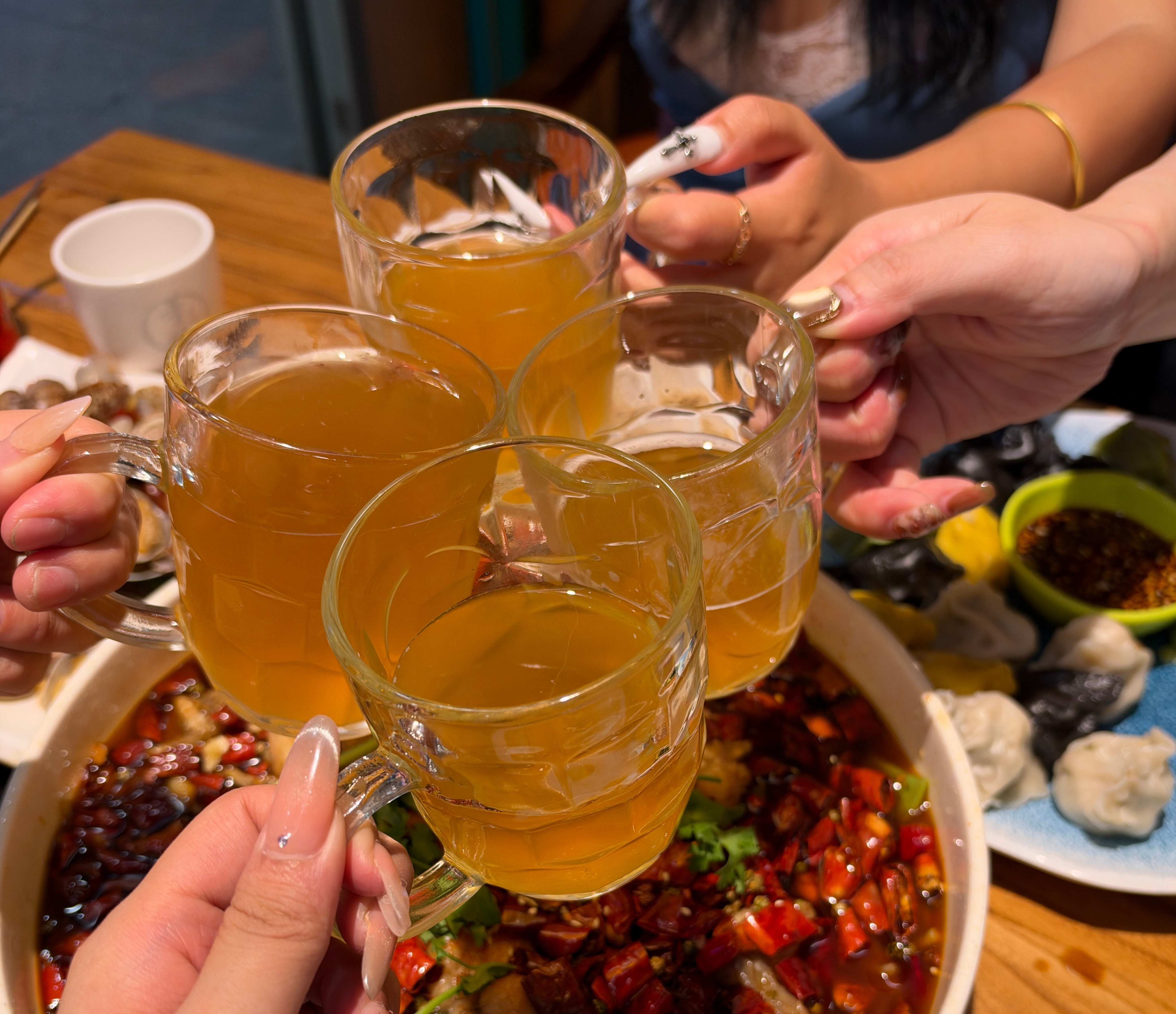 为今夜干杯🍻为友谊干杯🍻为所有的一切干杯🍻  ​​​