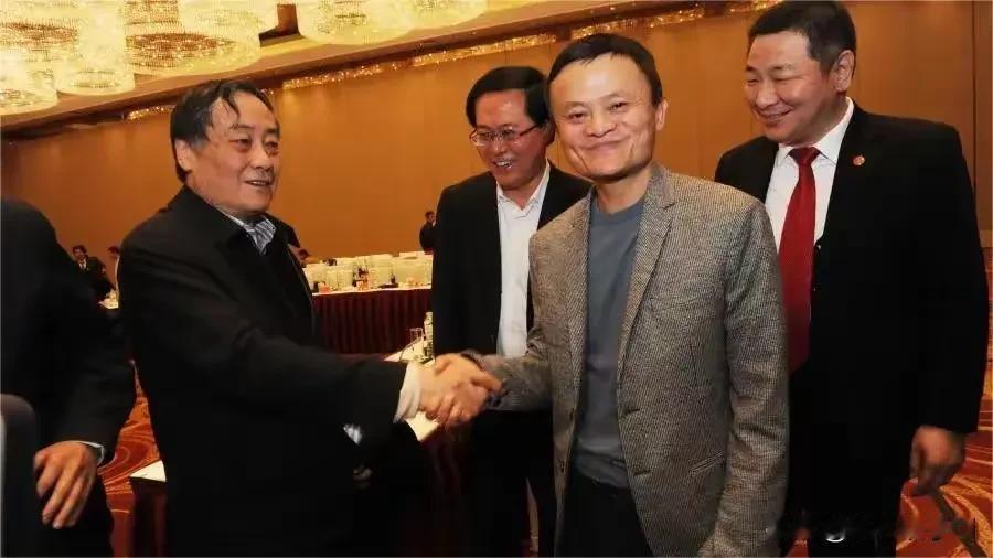 在一次访谈中，宋庆后谈到马云，他笑着说，马云很会忽悠的。他一上来就告诉我，那个时