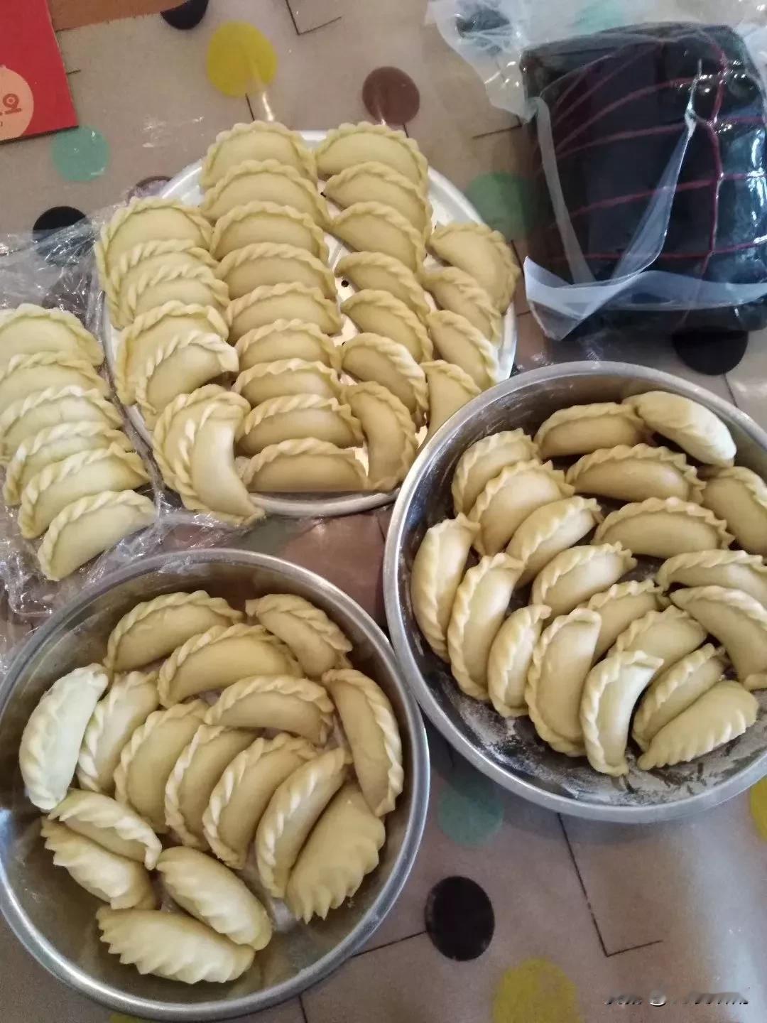 年味正浓时，炸油角这传统美味绝对不容错过。“油角弯弯，家财万万”，它的模样像鼓鼓