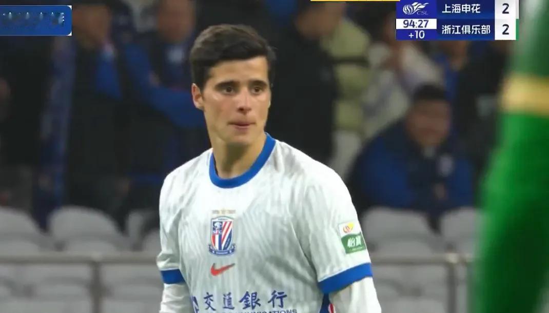 天神下凡！救世主！上场自带一球的男人——于汉超！每每在申花落后的时刻，于汉超都会