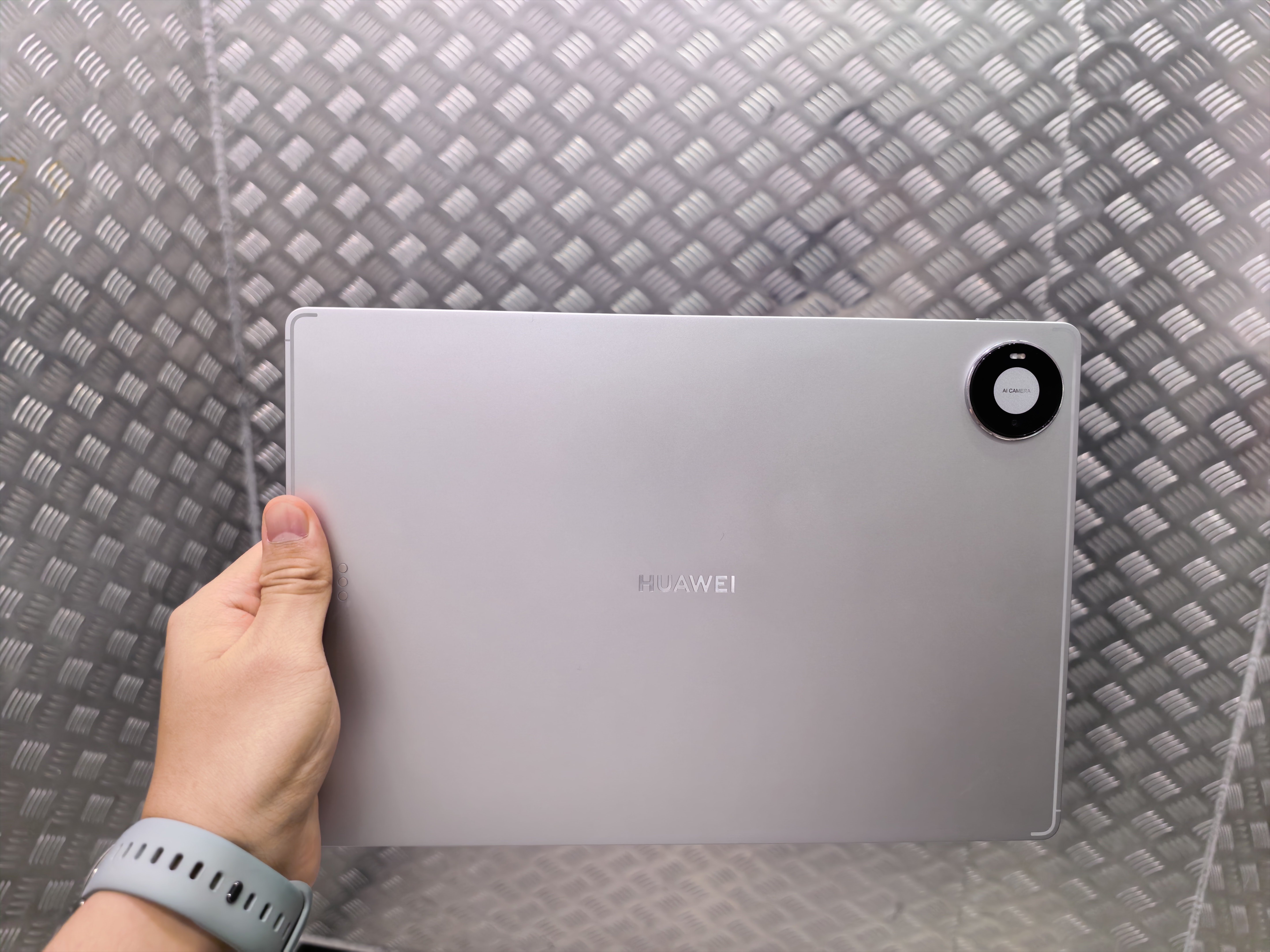 线下订的MatePad Pro Max到啦，每次上手都感叹这次的工业设计 大家有