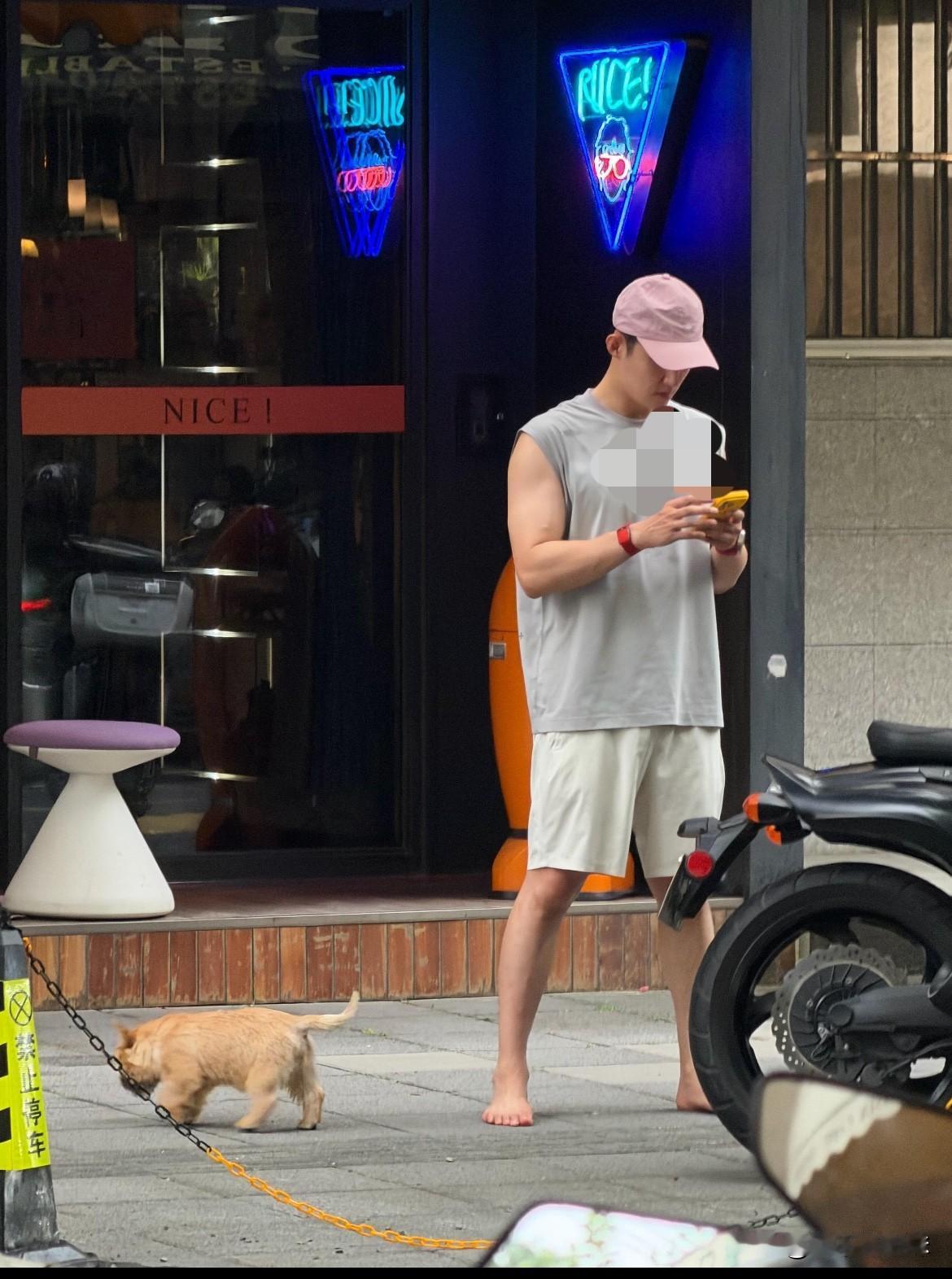 黄景瑜你的狗🐶不能上桌！
看错了🙅不是桌[吐血][吐血]，但是看到了黄景瑜是