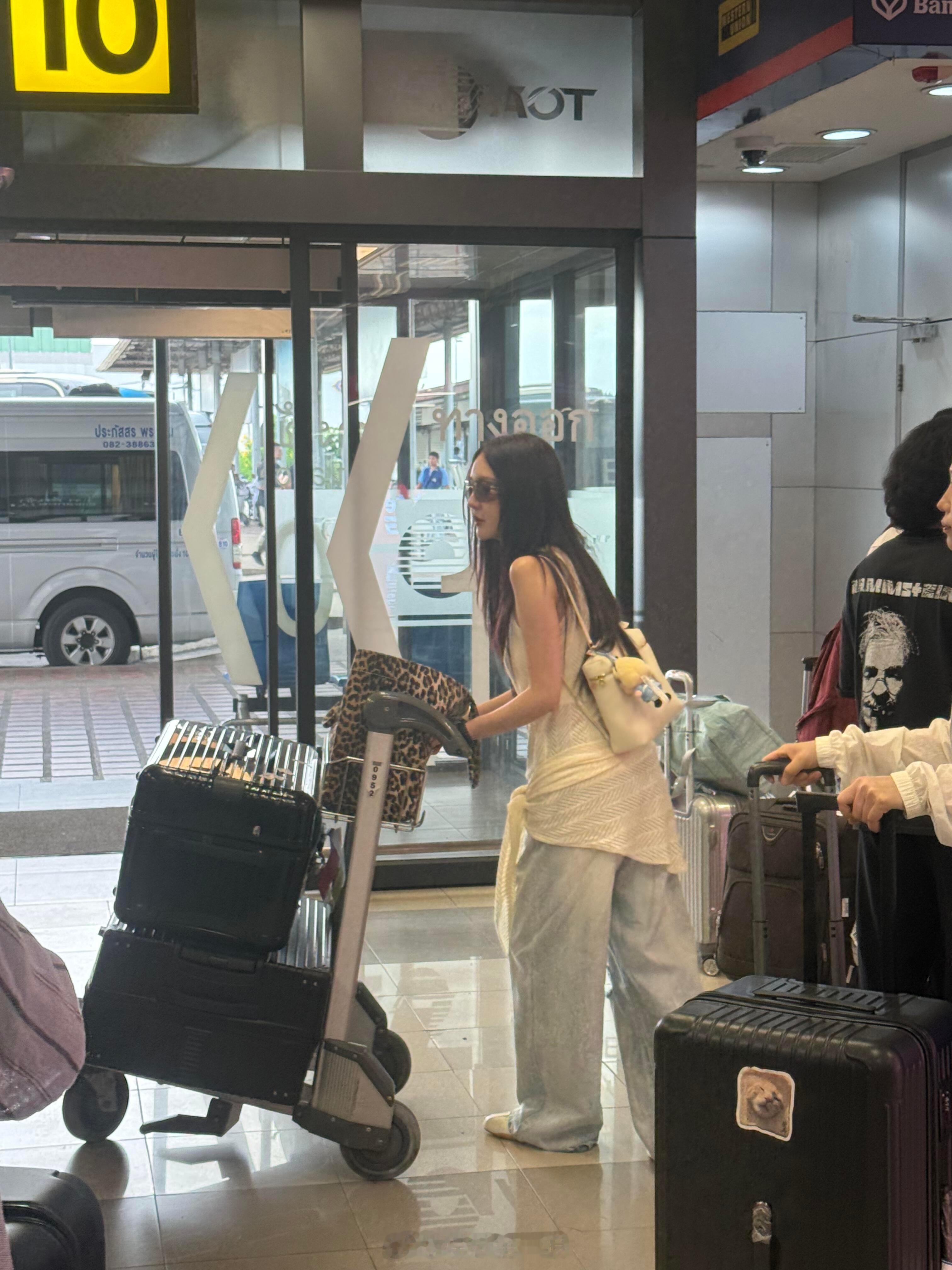 清迈偶遇中餐厅10张雅琪靳梦佳中餐厅 张雅琪靳梦佳 网友称清迈机场偶遇张雅琪靳梦