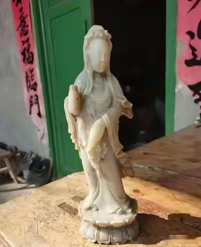 收废品时看见的，这个值钱吗？能不能买得起一辆车 