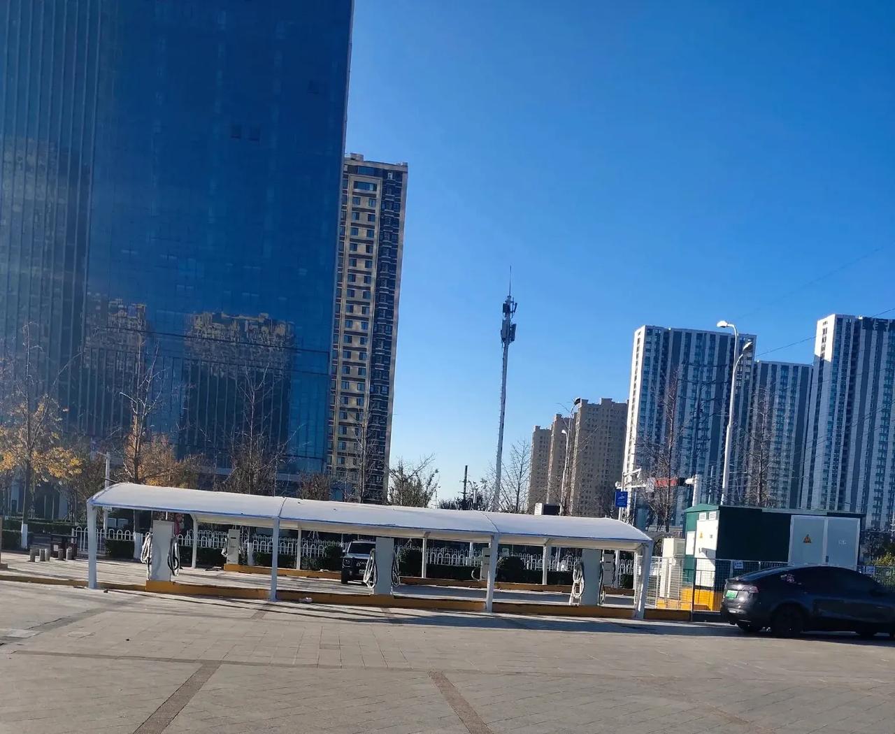 即墨区鹤山路与石林一路路口东北，世贸大厦旁边新建了一处吉智能源充电棚，这个品牌的