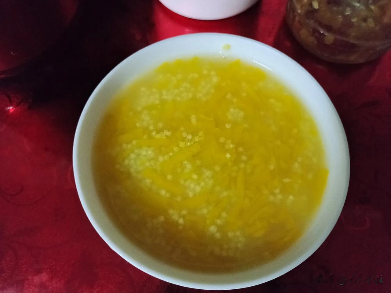 这是俺煮的南瓜小米粥。
南瓜呢？是搞成丝，不过这个小米呢？咋看起来像纸一样的？