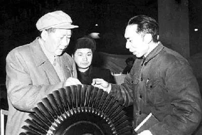 1958年初，毛主席来到沈阳机床开关厂视察，可工人们却态度冷漠，几乎全程都没人抬
