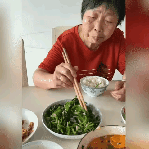 家里老人吃饭总爱翻来翻去，这事说轻了不改，说重了又要落个不孝顺的名头，实在让人左