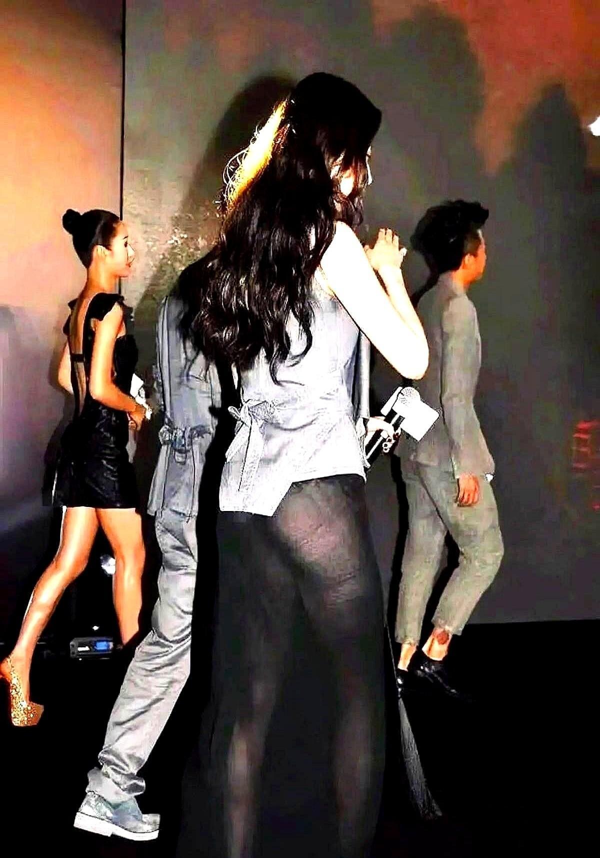 红毯上最狠的“心机”不是露，而是像没穿。
刘亦菲一现身，肉色打底裙把微博直接干