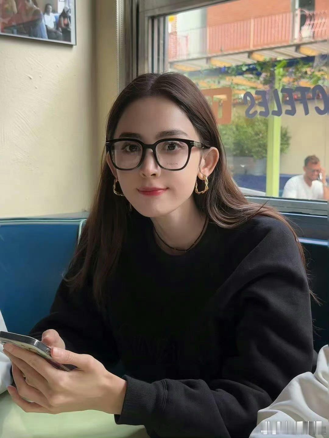 感觉古力娜扎的鼻子正面看怪怪的诶 鼻孔好大不过这种原生脸在内娱真的难得啊 ​​​