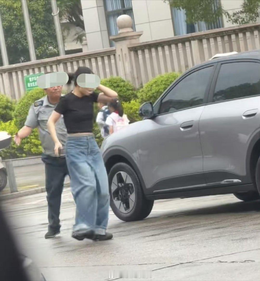 女子脚踹保安后被反手扇一耳光大爷只是对生活无奈，并不是对这个女子无奈