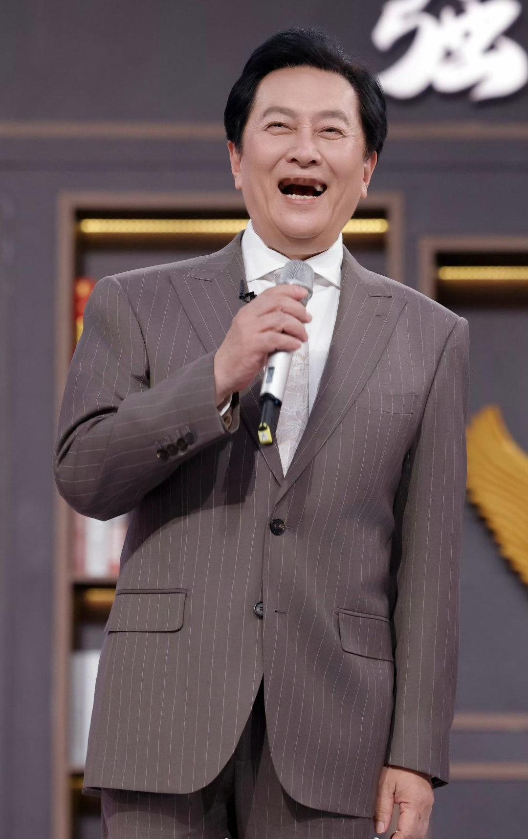 唐国强老师新综路透太圈粉！《加康加年味》里单手比心温柔到犯规，双手比圆萌到犯规，