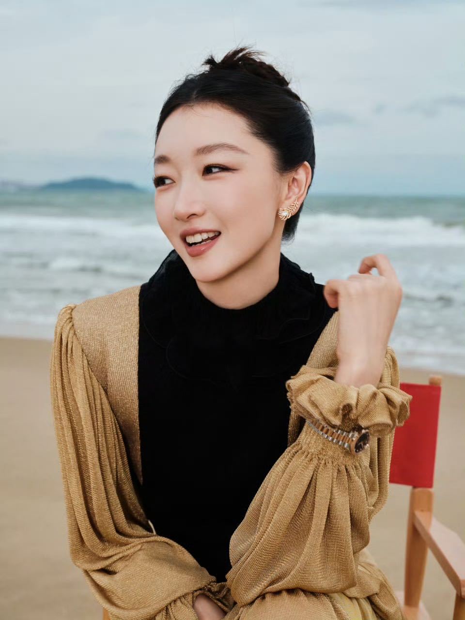 周冬雨 奇思妙想聪明的小羊 是谁又被古灵精怪到了？！一种松弛又搞怪的感觉，咱们影