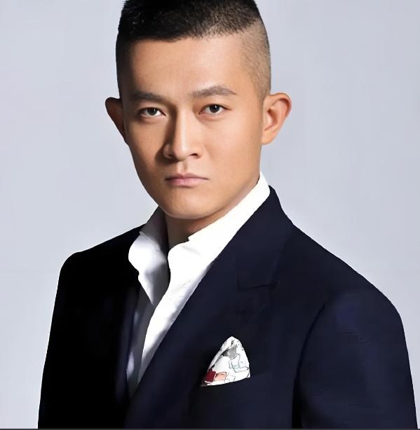 他与江珊合作拍戏时，突然从背后搂住江珊的腰。江珊不仅没生气，反而转头打趣他：“：