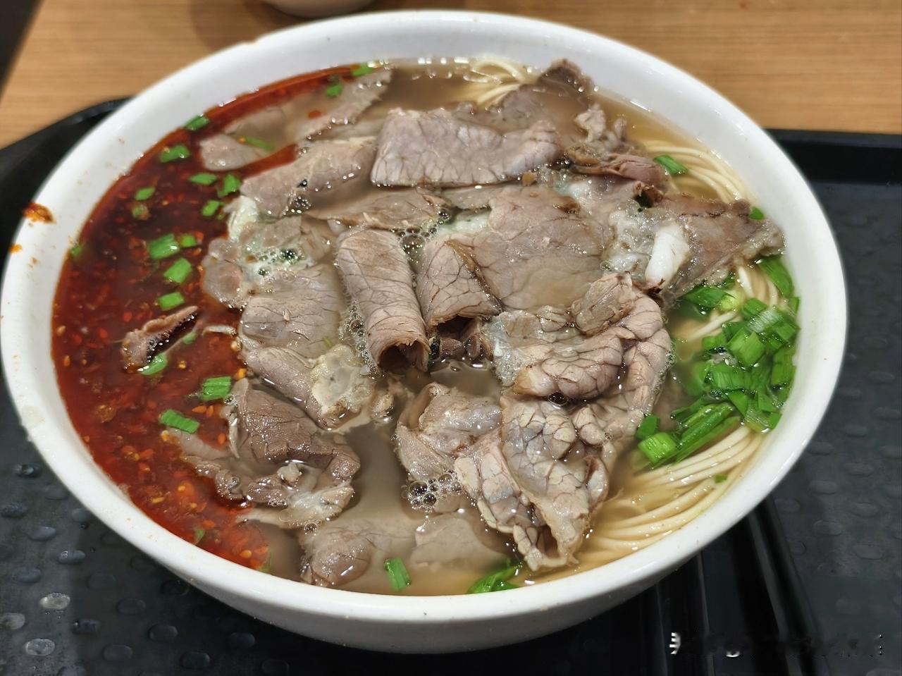 南京人吃面条又少了家老店了，西来顺隔壁的西北拉面村忽然就关张了，门口贴着偌大的“