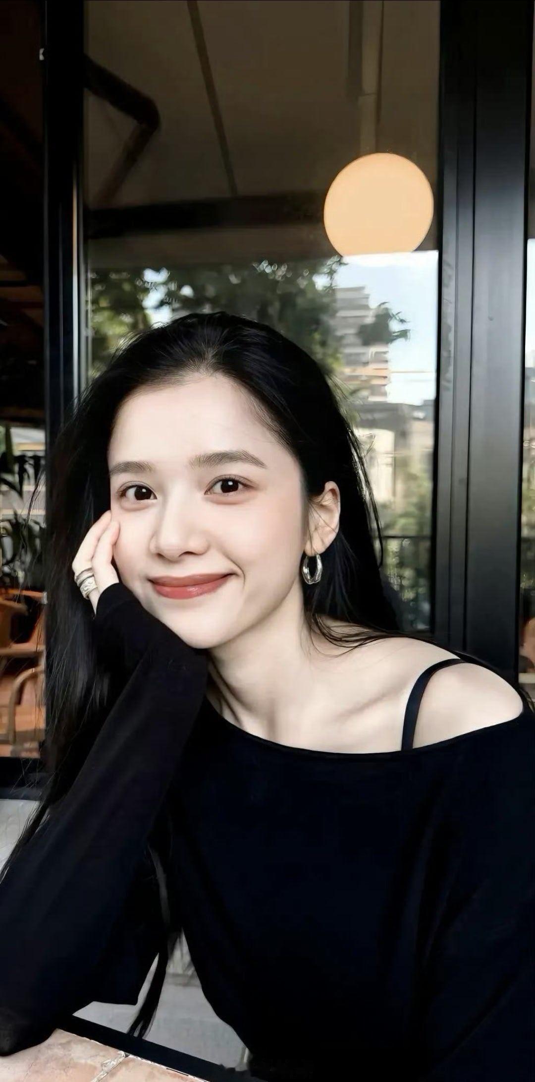 秦Max 前有王楚然，后有张婧仪王朝网现在代言人的选择都倾向于年轻的高颜小花。张