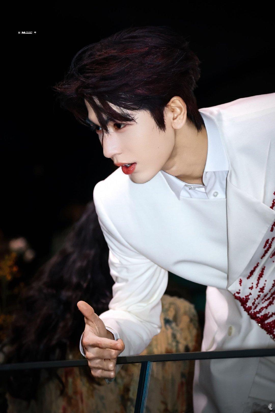 张凌赫北京活动 刷到现场视频，他穿浅灰卫衣配牛仔裤超显少年感，被问最近喜欢的穿搭