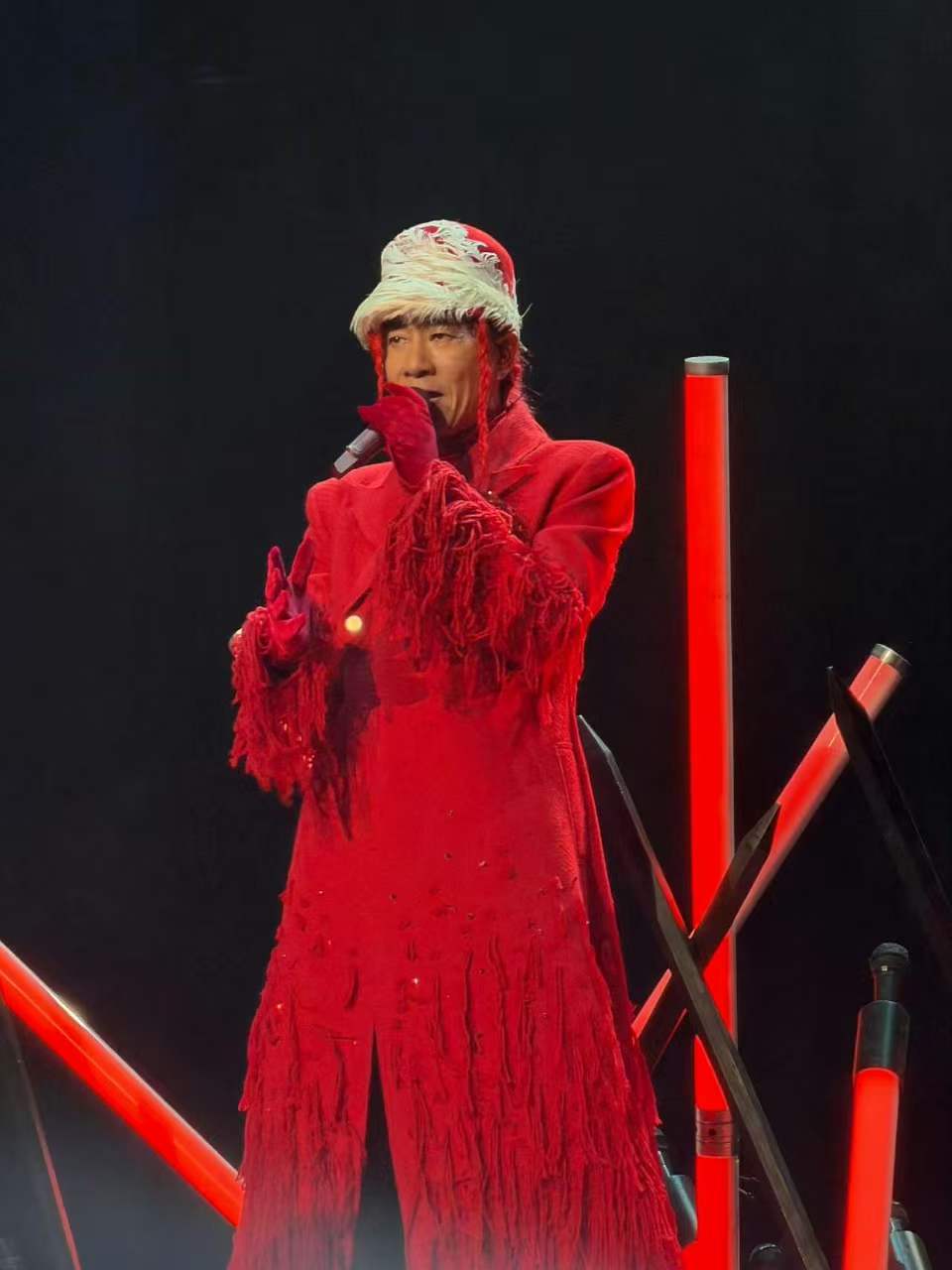 陈小春现身春晚联排 陈小春现身春晚联排现场，下班路透谦虚有礼，心情很不错，蛇年歌