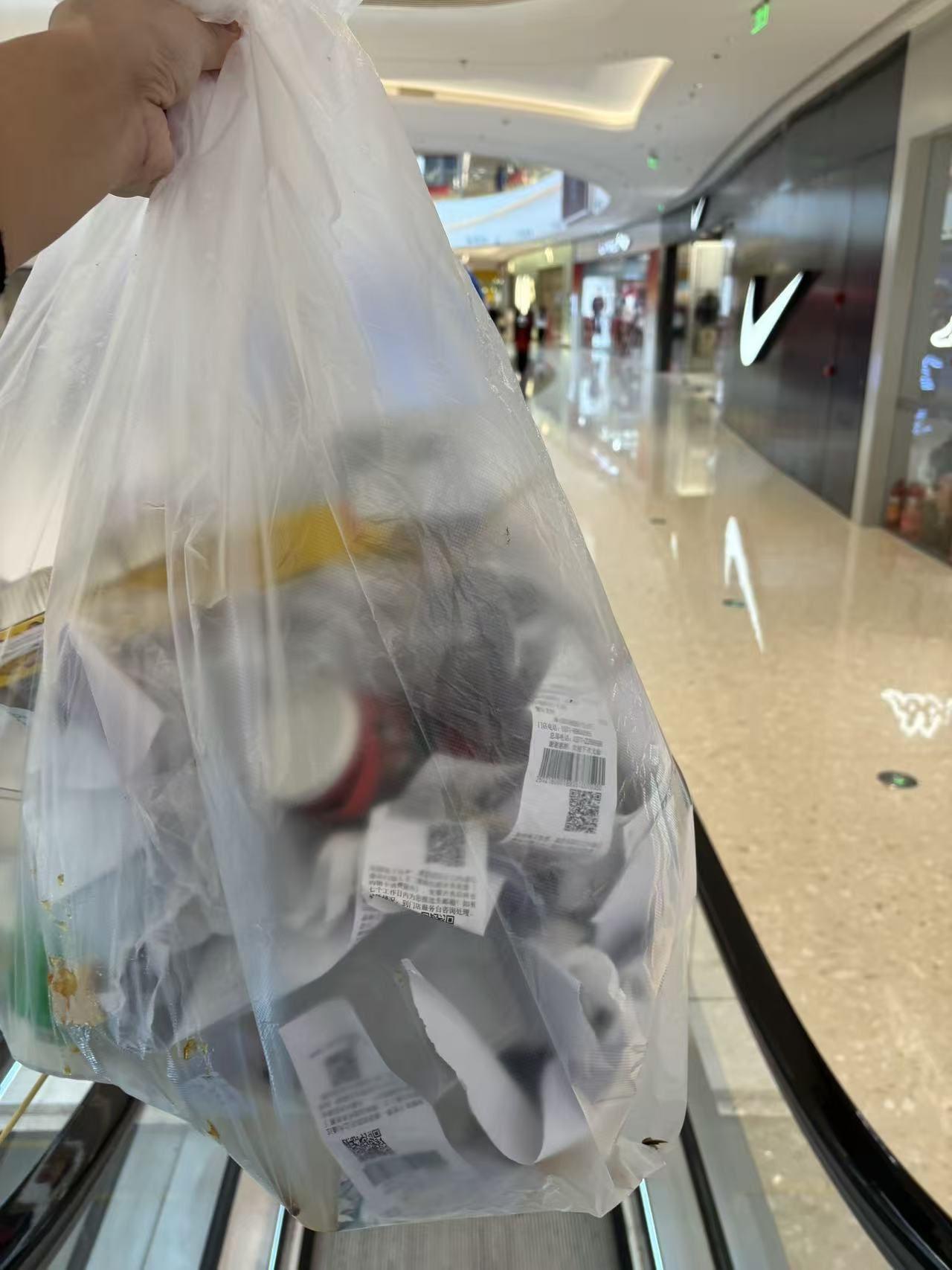 《月入6万的人，在超市扒垃圾桶》

你能想象一个月赚5到6万的人，每天的工作是去