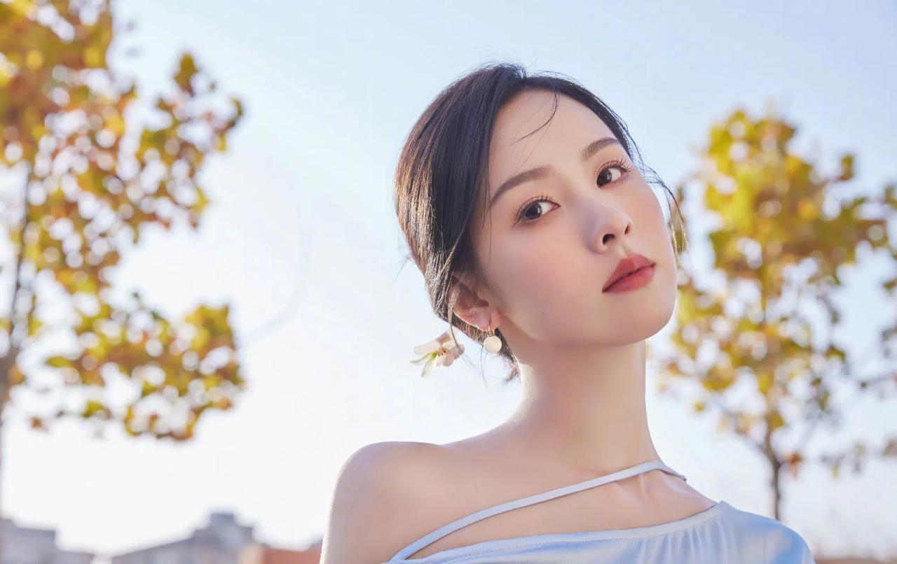 陈都灵新中式妆造，有点像刘诗诗，俩人都属于恬静气质的美女。