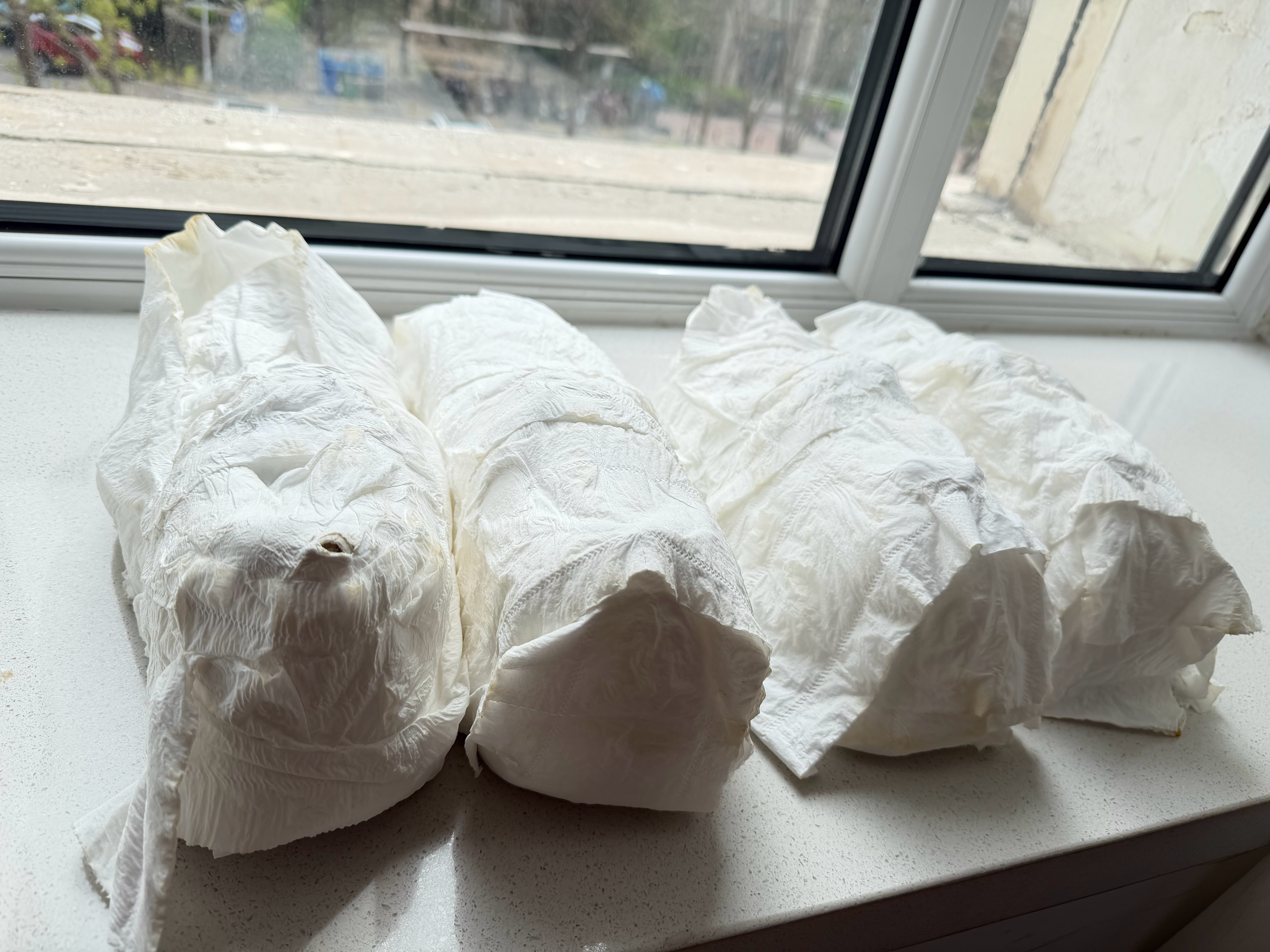 刷鞋要包着卫生纸才不会变黄。特别喜欢写干了之后把卫生纸剥开的这个过程。感觉很治愈