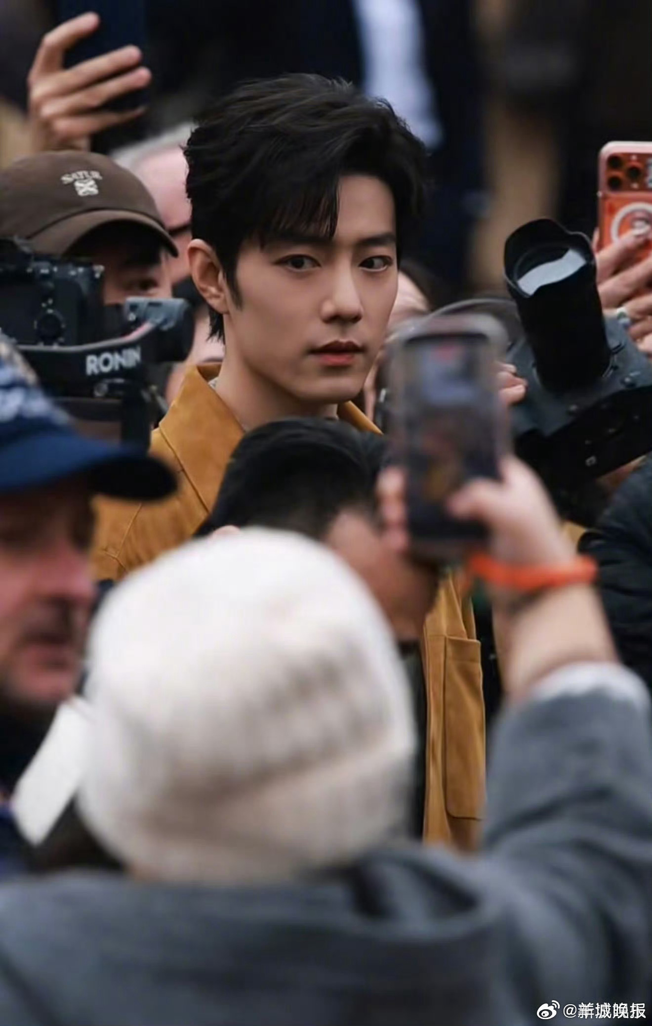 【人山人海中，我总能一眼看到你】“只因为在人群中多看了你一眼，再也没能忘记你容颜