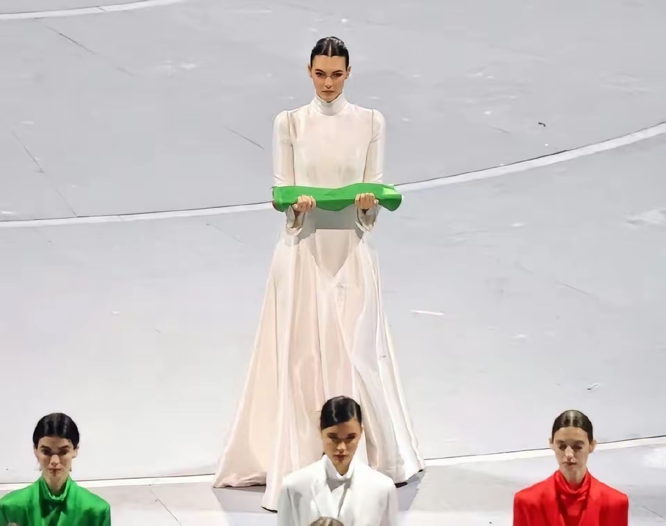 原来在冬奥会开幕式上交接国旗的这个超模是“小李子”女友啊 ！难怪她出场的时候广播