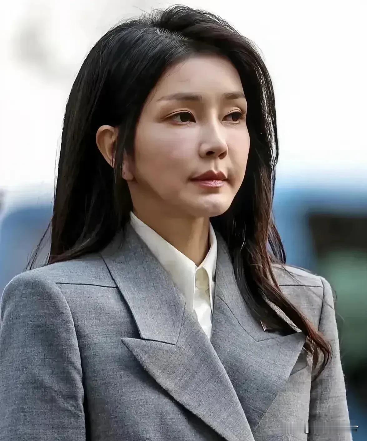 韩国第一夫人金建希真是个谜，真是越来越让人看不懂了，你说她没有能力吧，她又把尹锡