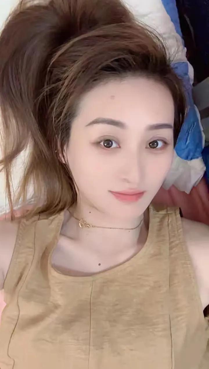 有一种情感，叫做久处不厌。它源于用心，绽放于岁月的长河。故事的主人公，小雅，深信