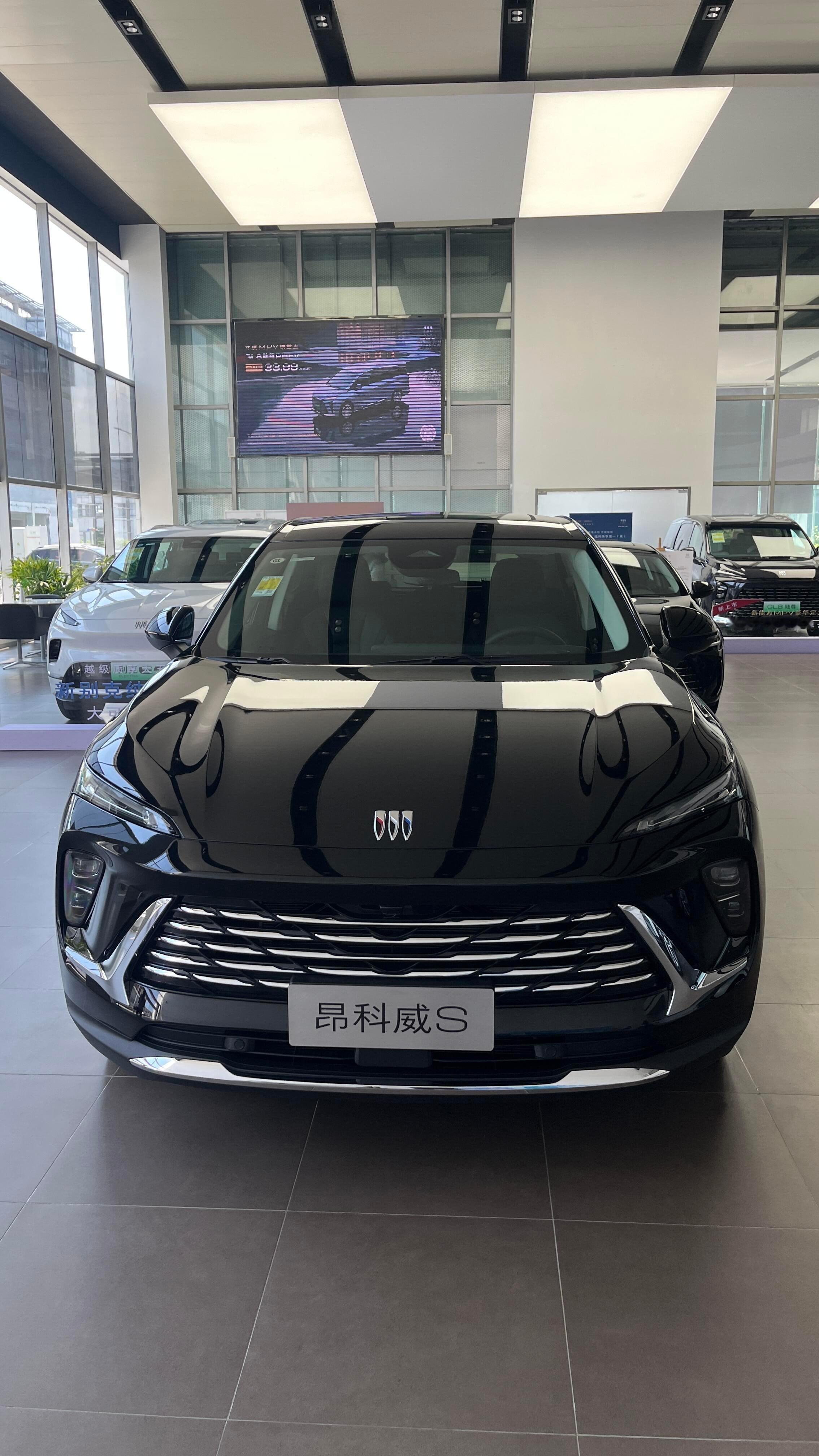 新款昂科威S的30寸大屏确实震撼，智电轻混挺省心。1.5T混动起步轻快，城里开油