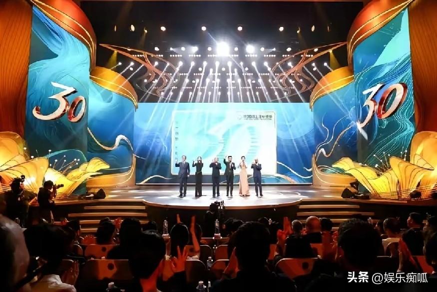 这届白玉兰最大意外，绝对是视帝给了靳东！镜头扫到台下的时候，好多人表情都来不及管