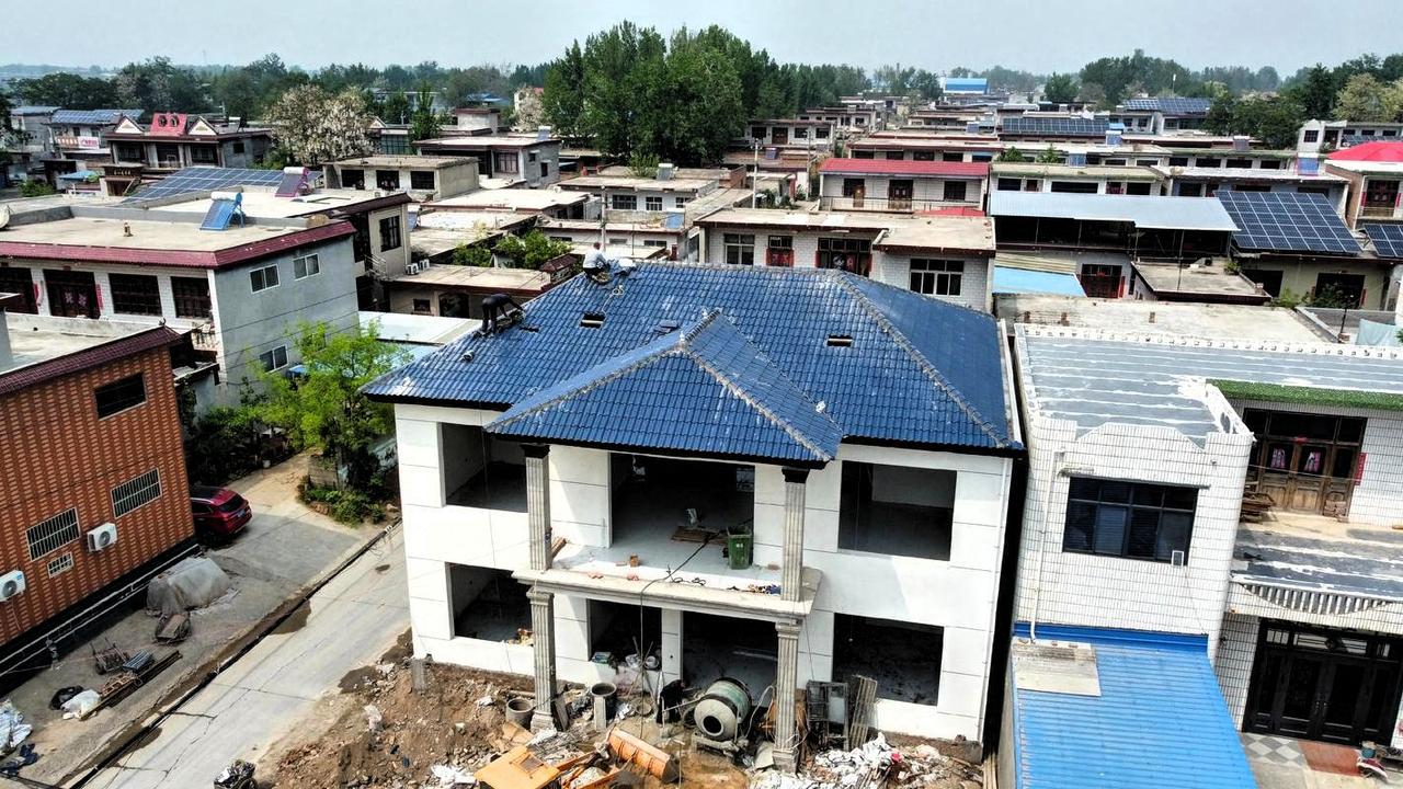 琉璃瓦的成本价需要多少，大概280－300一平方

大家好，我是金生，在乡下干了