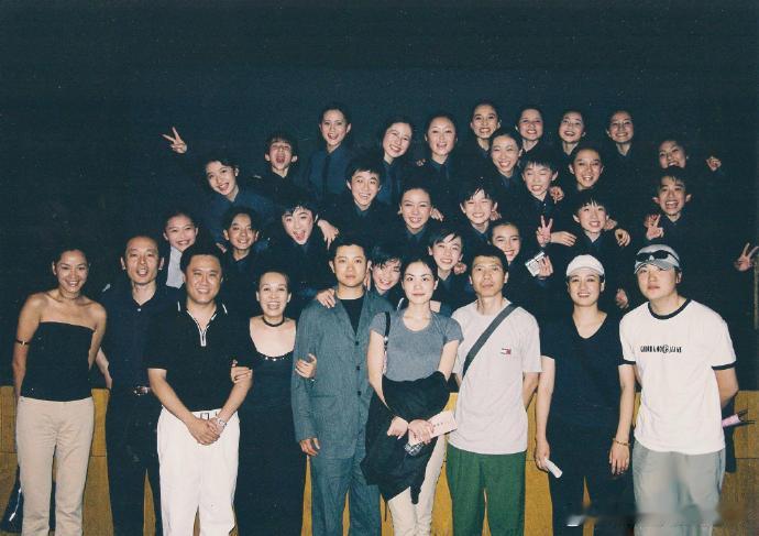 1998年北京星工场娱乐有限公司与北京舞蹈学院附中合作的“造星项目”师生合影。当