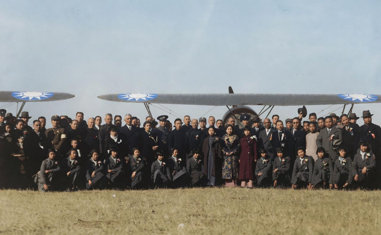 1936年2月18日，南京明故宫飞机场，华侨献机命名典礼的全体来宾合影。
人群后