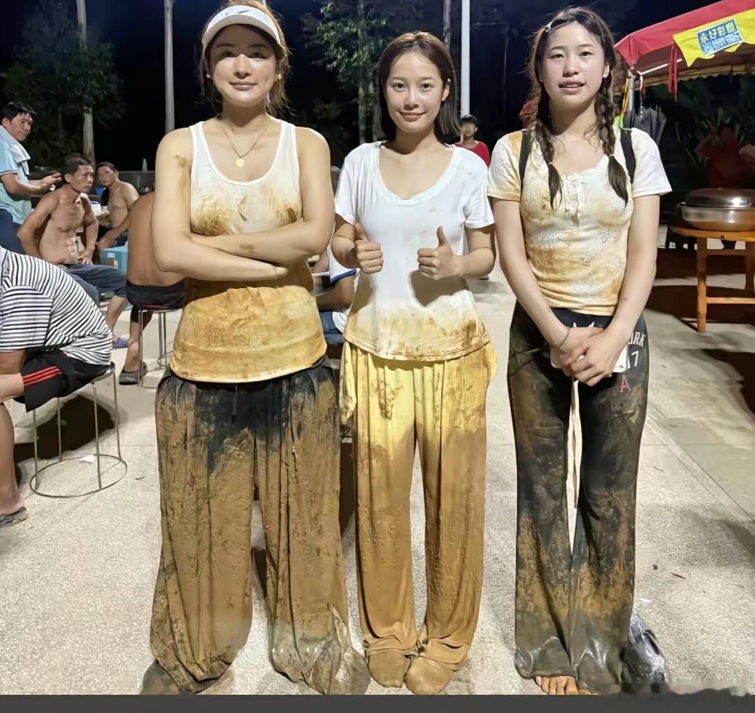 三个女孩背100多斤物资徒步6小时广西可乐团队在失联的时间里背100多斤药品、奶