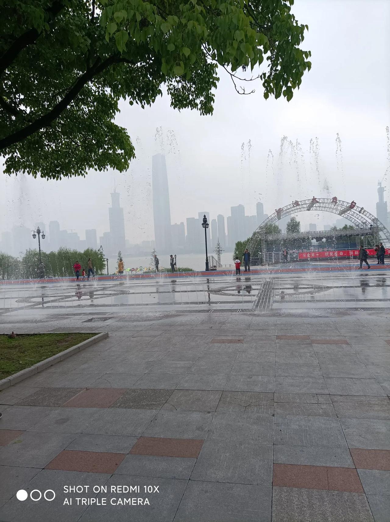 (图文原创)
武汉景色美，唯有江滩边；
江水奔腾流，滩有戏水涧！
风光美如画，处