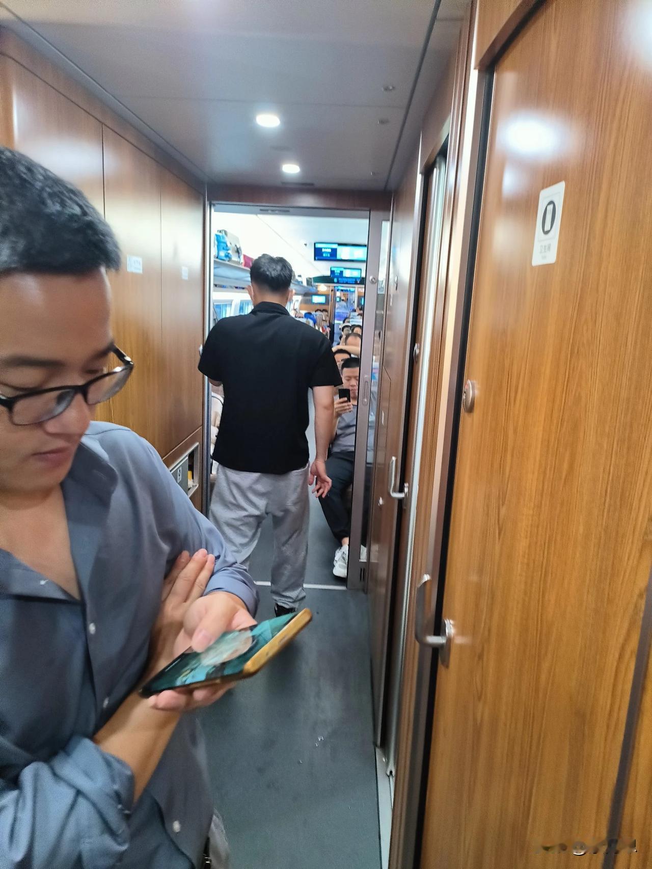 今年五一旅游还可以，我往杭州方向，车上人满为患，小助理帮我抢要，抢了半程！！！后