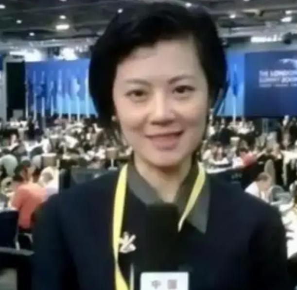 当年一句“我愿意放弃中国国籍”，让前央视主持人姜丰成了舆论风口上的人。2004年