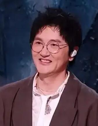 孙楠在《披荆斩棘2026》的表现可以概括为：唱功上的“降维打击”，舞台上的“定海