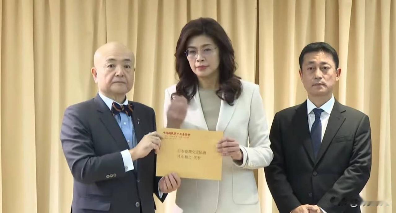 郑丽文，你的头还能再低一点、腰再弯一些吗？明明是你给日本熊本捐款，为什么要低头哈