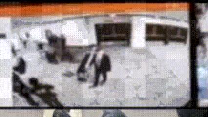 美媒最新曝光白宫枪击详情与视频画面！
当时30岁嫌疑人携带多件武器，包括一支霰弹