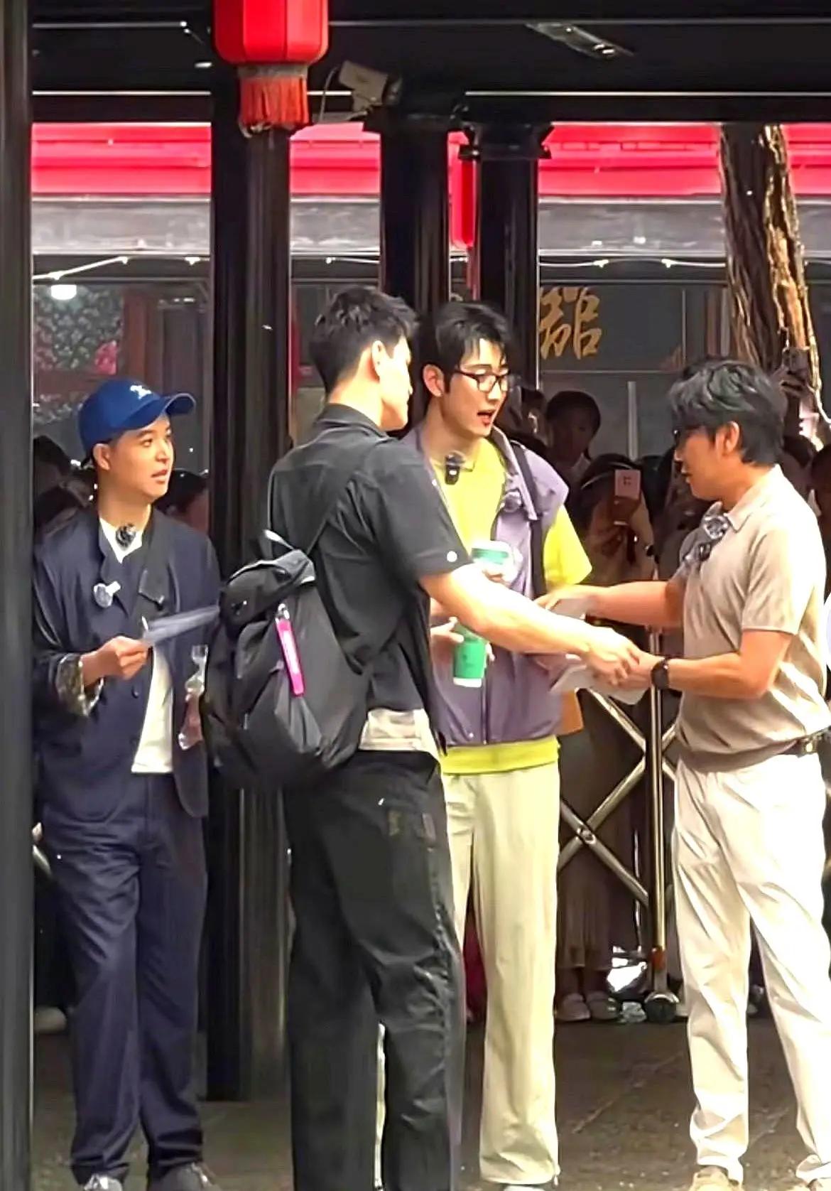 看《妻子的浪漫旅行》终于懂了：身高真的藏不住！
 
孙杨一出场，直接变成行走身高