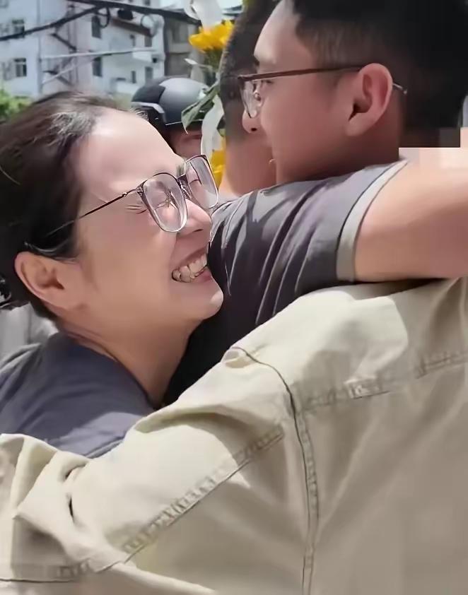 谁能想到高考散场这暖心一幕，背后藏着让人瞬间破防的温柔牵挂。广元考场外，男孩刚走