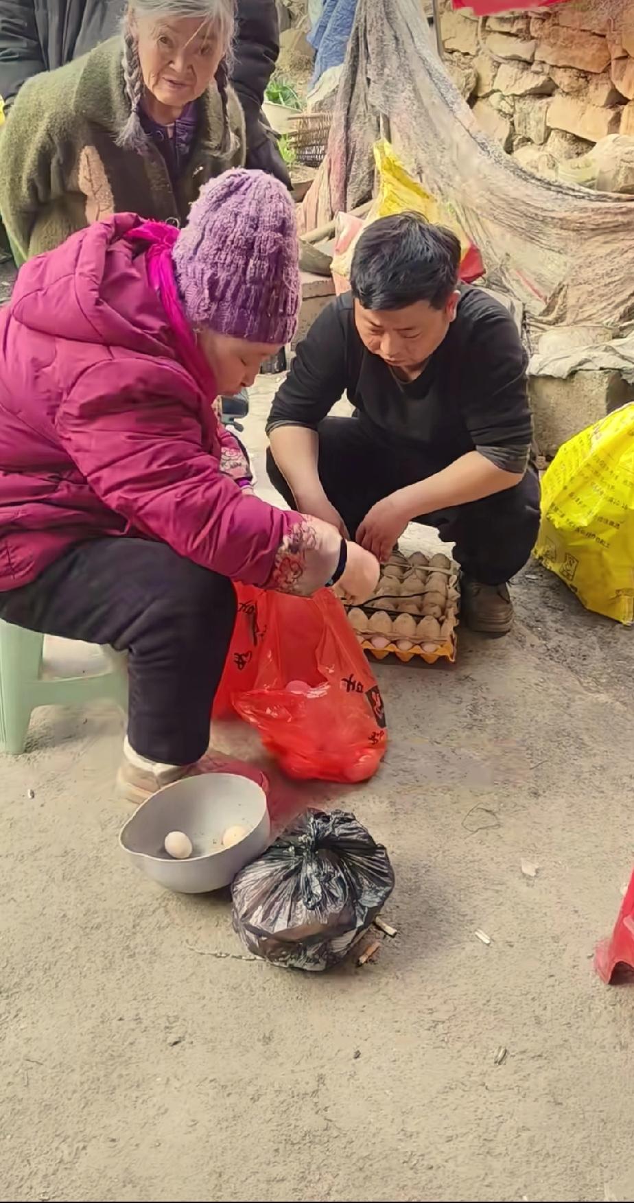 胡龙的大妹今日离开了贵州，返回湖北，马上就要上班。临行前，爸爸妈妈把攒了许久的鸡