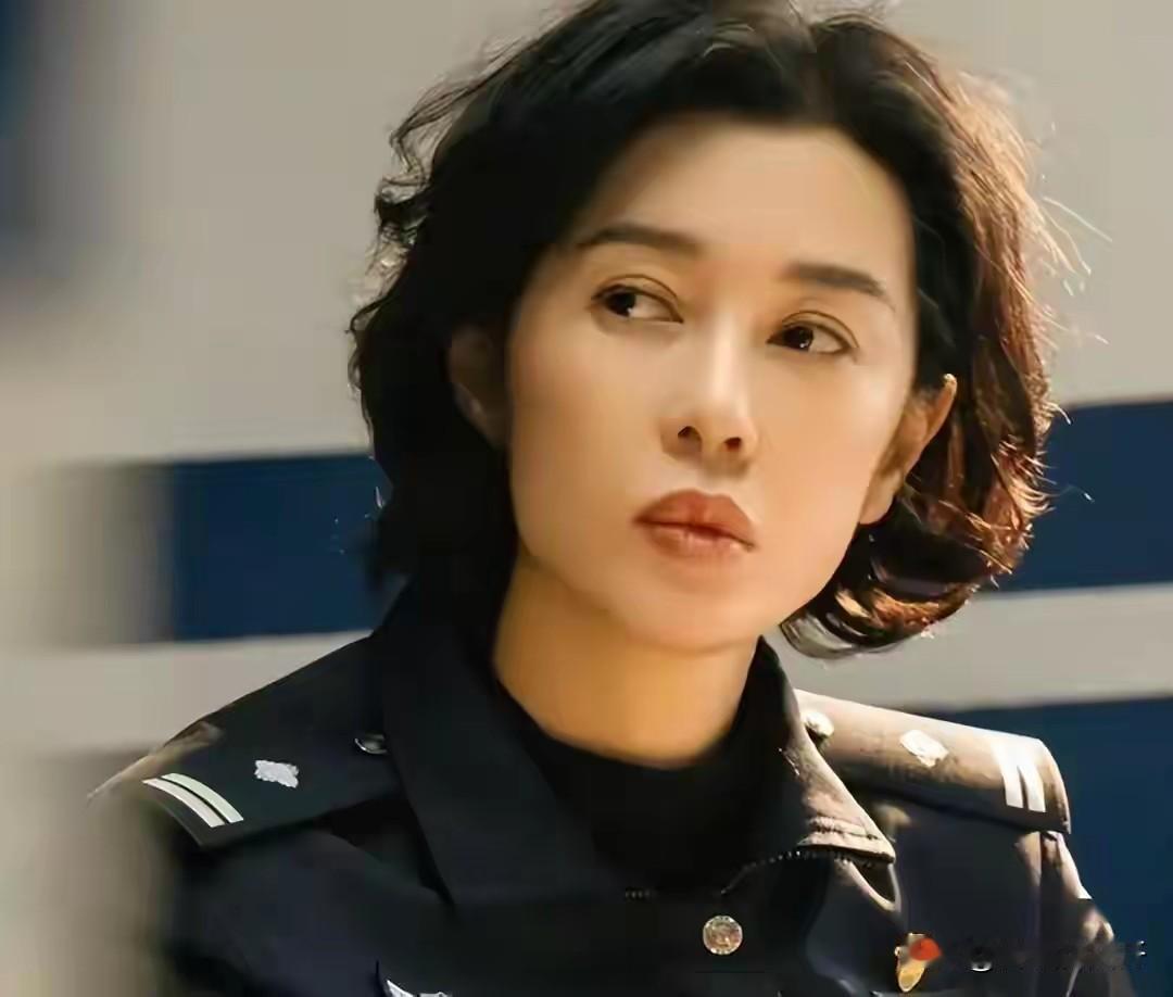 《藏锋》里余男扮演的派出所女所长季敏，在一众男演员“闹哄哄”的表演中，格外出彩！