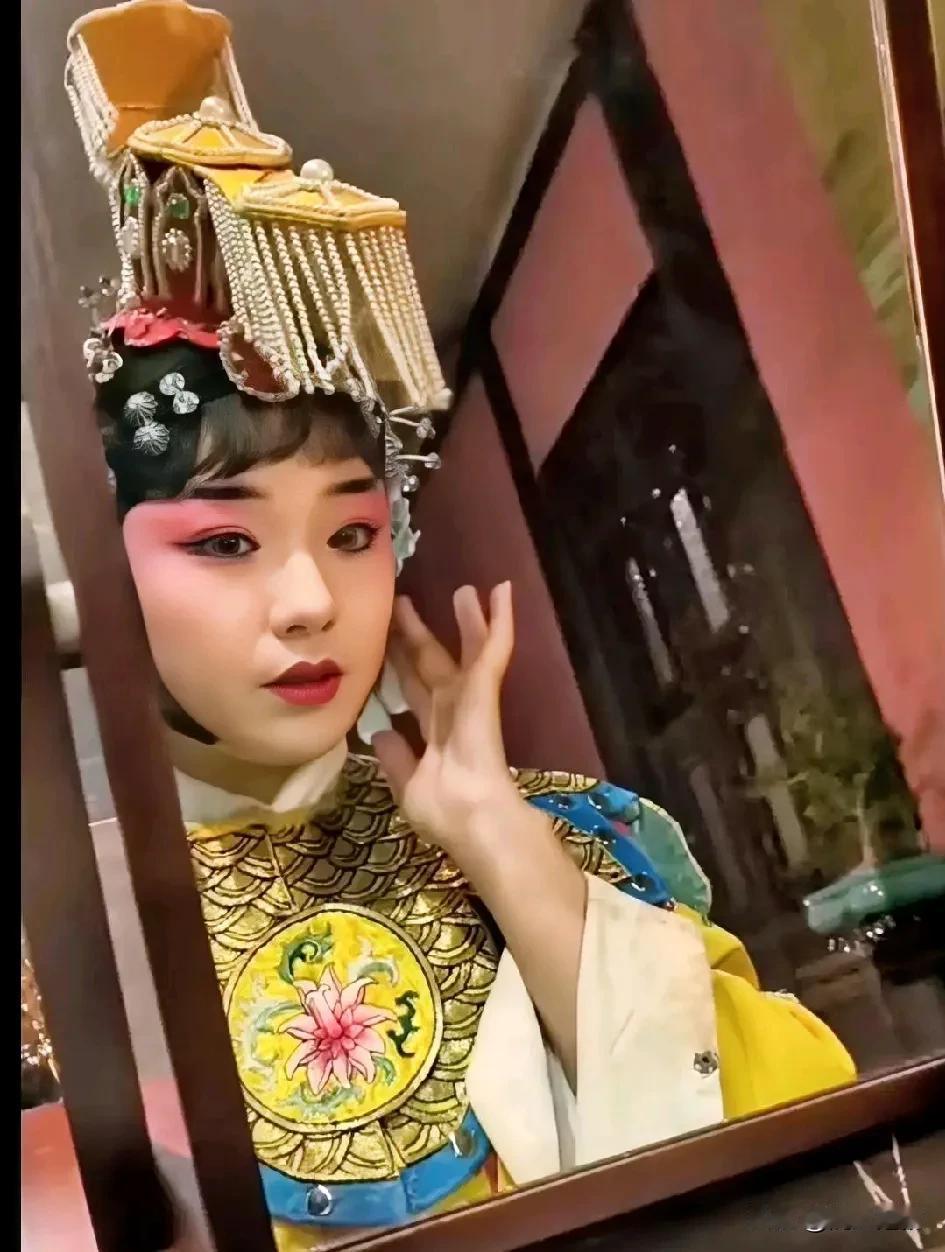 德云社唯一相声女演员赵芸一
赵芸一
 出生地： 1998年出生于吉林白城
毕业院