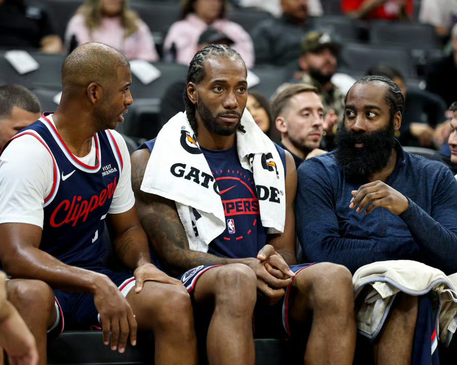 哈登听说保罗被裁的消息后表示“我也很意外，我醒来后在社媒看到了（这一消息）...