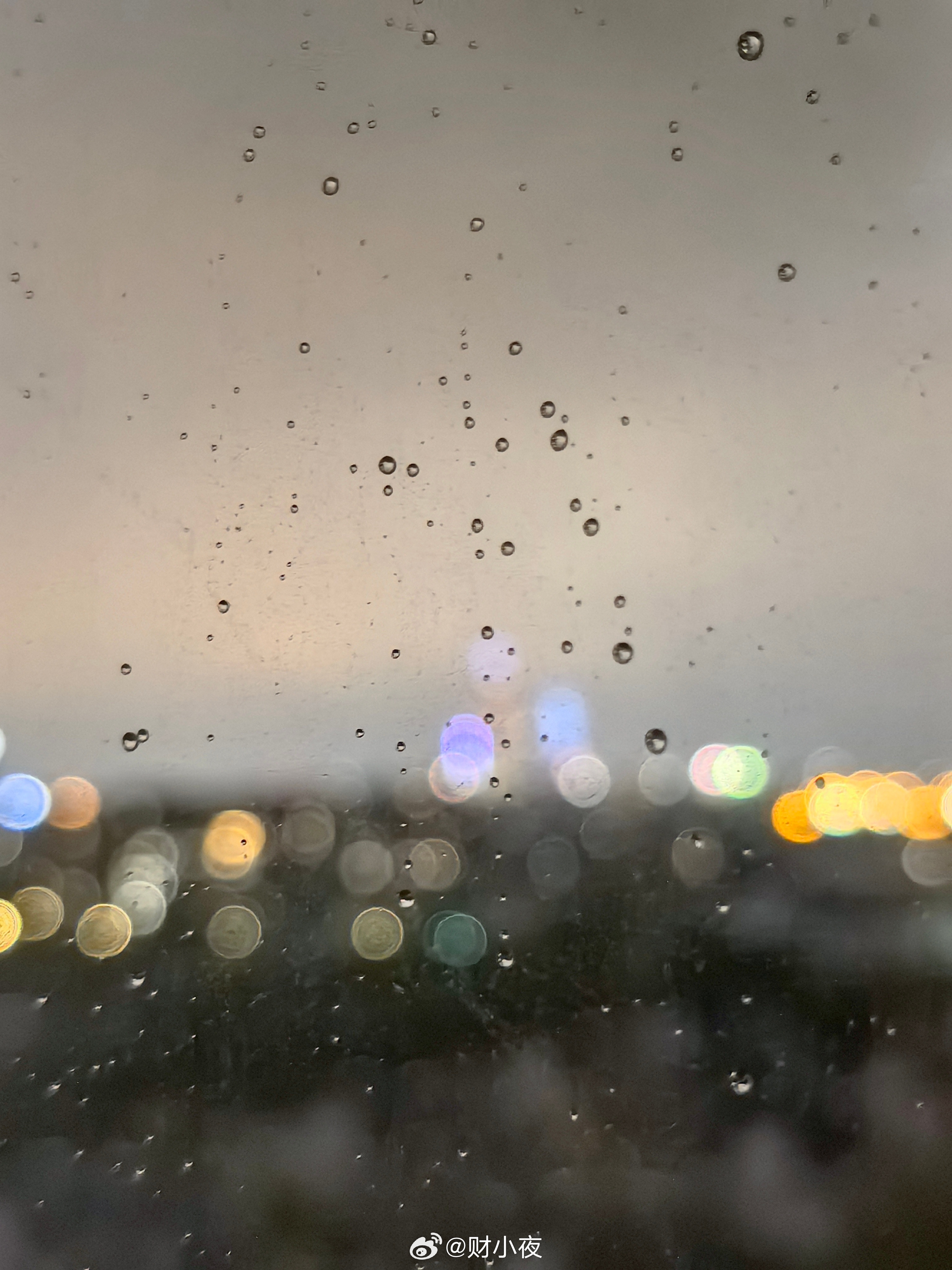夏天的阵雨，来得快，去得也快。雨过，一下就天晴了。 上海