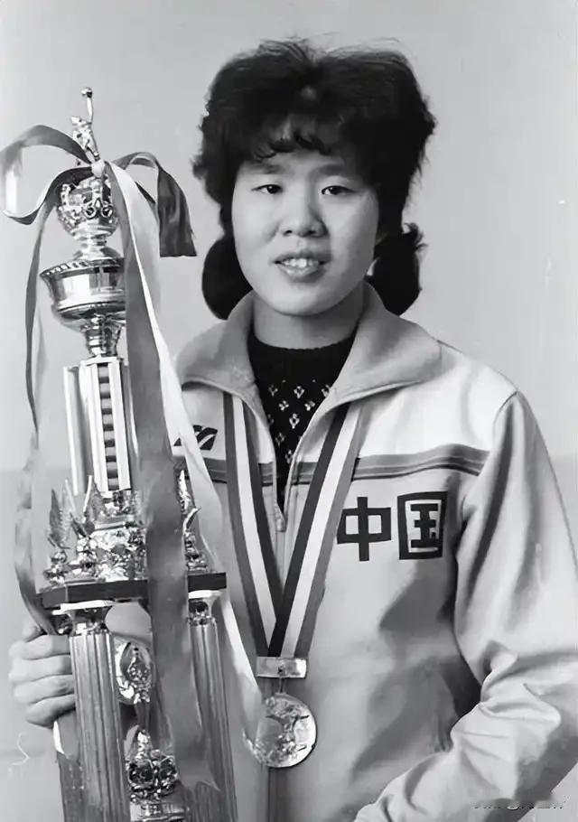 提起中国女排，郎平与朱婷的师徒佳话熠熠生辉。作为球员，郎平以“铁榔头”的雷霆扣杀